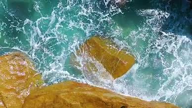 4k航拍海浪拍打礁石自然风光海景空镜头视频的预览图